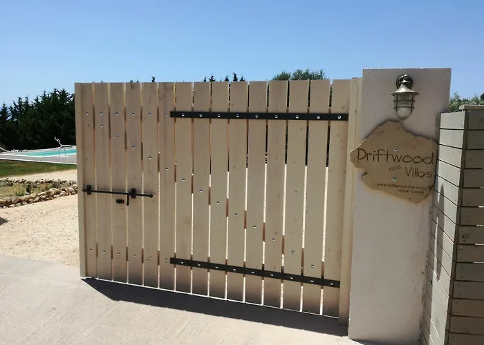 Driftwood Karavádhos