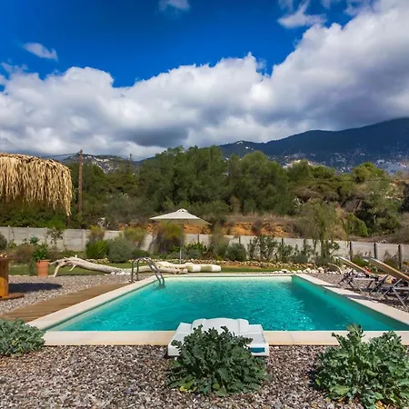 Driftwood Willa Karavádhos